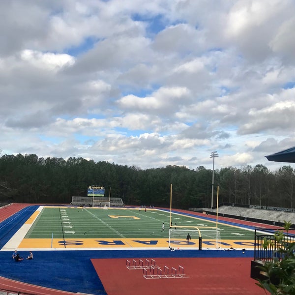 次での写真：Chattahoochee High School Alpharettaの高校