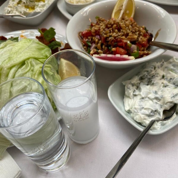 Снимок сделан в Şirnaz Ocakbaşı Restaurant пользователем Saylan S. 3/20/2021
