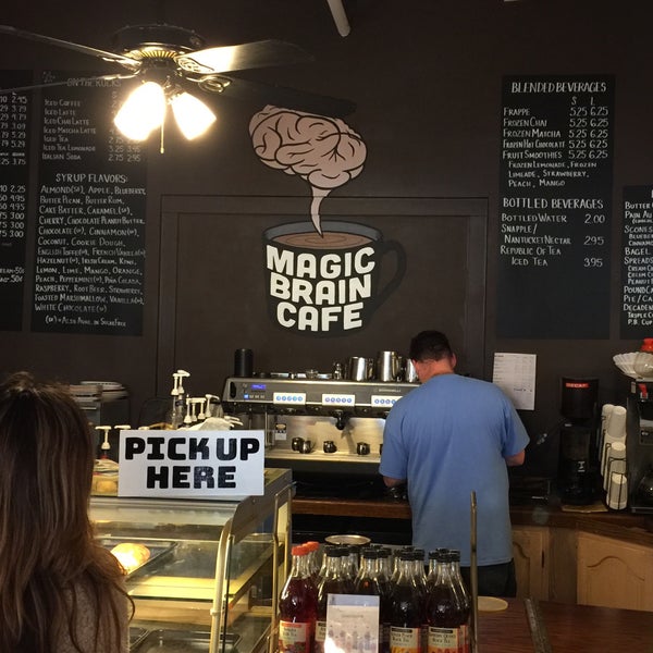 Foto tirada no(a) Magic Brain Cafe por John M. em 4/15/2017