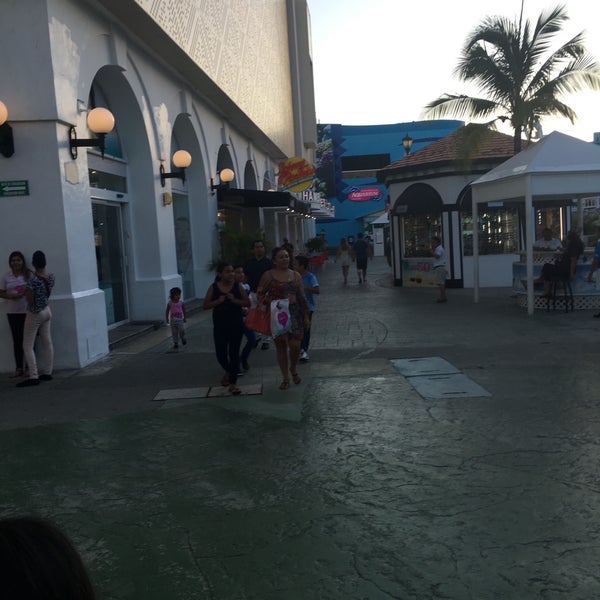 Das Foto wurde bei La Isla Shopping Village von Alejandra L. am 9/4/2016 aufgenommen