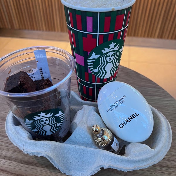 Foto scattata a Starbucks da N O U R A il 12/14/2023