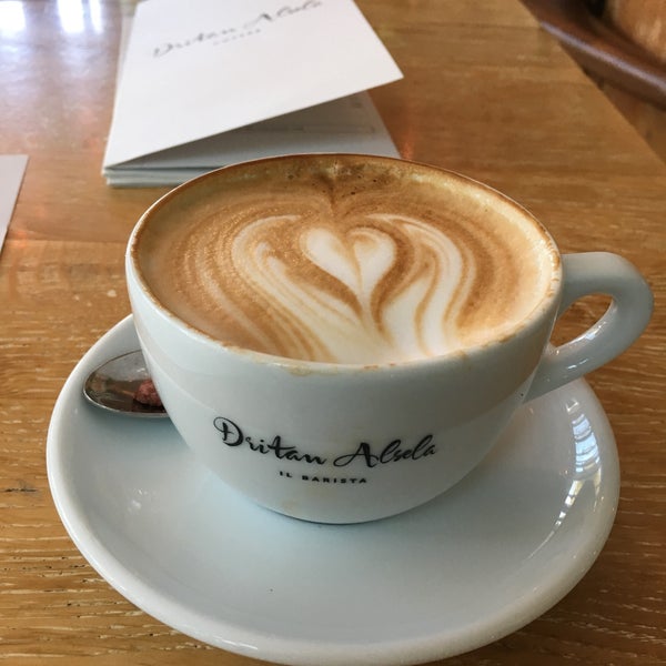 11/1/2017 tarihinde Tob Z.ziyaretçi tarafından Dritan Alsela Coffee'de çekilen fotoğraf