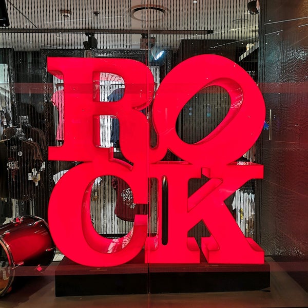 Photo taken at Hard Rock Cafe Sydney by Brian Z. on 8/29/2019
