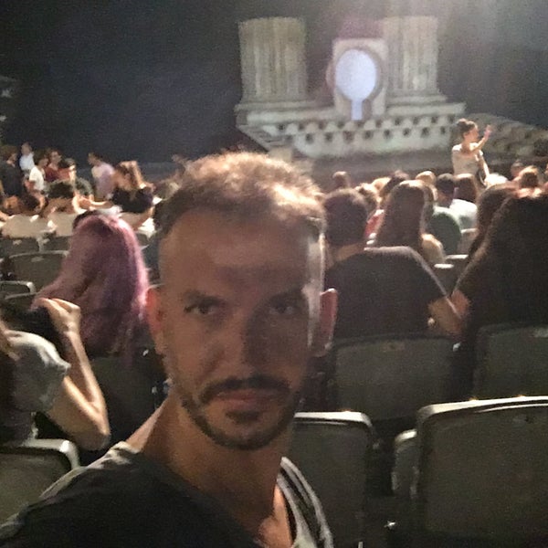 Das Foto wurde bei Bornova Ayfer Feray Açık Hava Tiyatrosu von ÖZER C. am 8/7/2017 aufgenommen