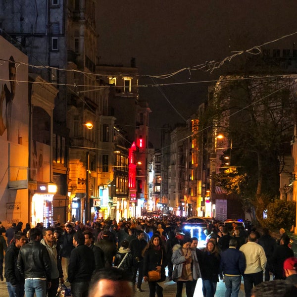 Foto tirada no(a) İstiklal Caddesi por O. T. em 4/14/2018