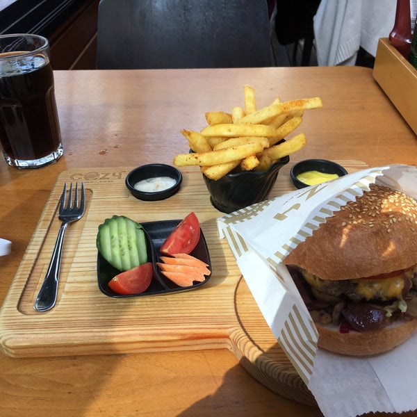 2/19/2019 tarihinde Emre K.ziyaretçi tarafından Cozy Burger &amp; Steak'de çekilen fotoğraf