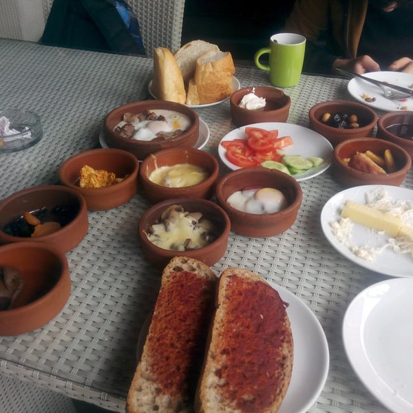 12/4/2014 tarihinde Ali M. Ç.ziyaretçi tarafından Osmanlı Kebap &amp; Caffė Latte'de çekilen fotoğraf