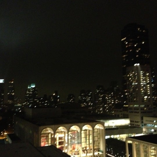 Снимок сделан в The Empire Hotel Rooftop пользователем Antony M. 10/4/2012