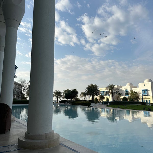 Foto scattata a Hilton Salwa Beach Resort &amp; Villas da Fahad il 1/27/2024