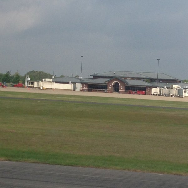 รูปภาพถ่ายที่ Tyler Pounds Regional Airport (TYR) โดย Jason E. เมื่อ 5/21/2013