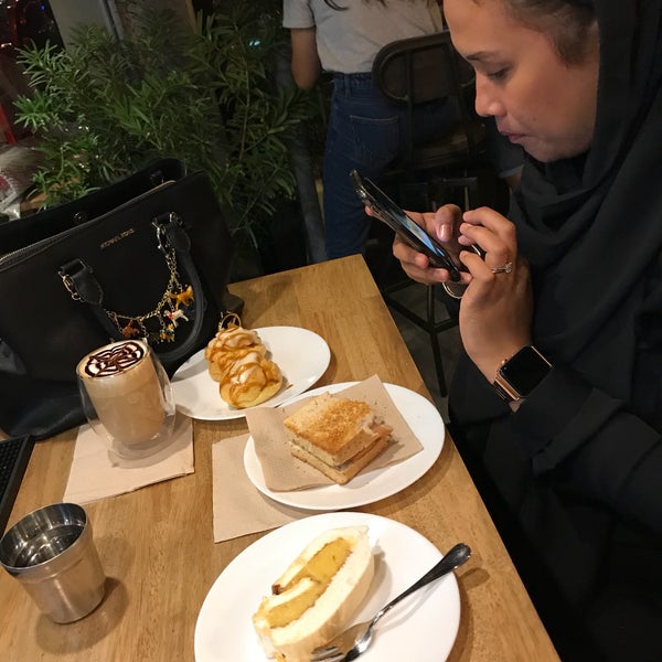 รูปภาพถ่ายที่ Arya’s Coffee &amp; Tea โดย Rhoi R. เมื่อ 5/10/2018