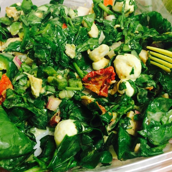 Foto scattata a Art of Salad EAST BRUNSWICK da Margy Y. il 5/14/2014
