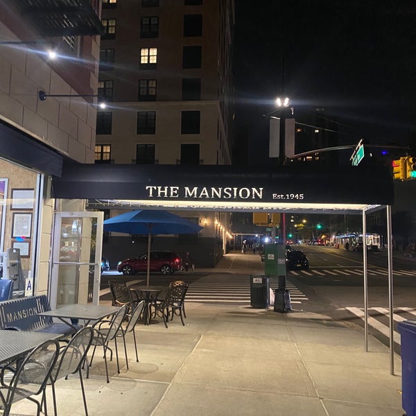รูปภาพถ่ายที่ Mansion Restaurant โดย Timothy T. เมื่อ 5/1/2022