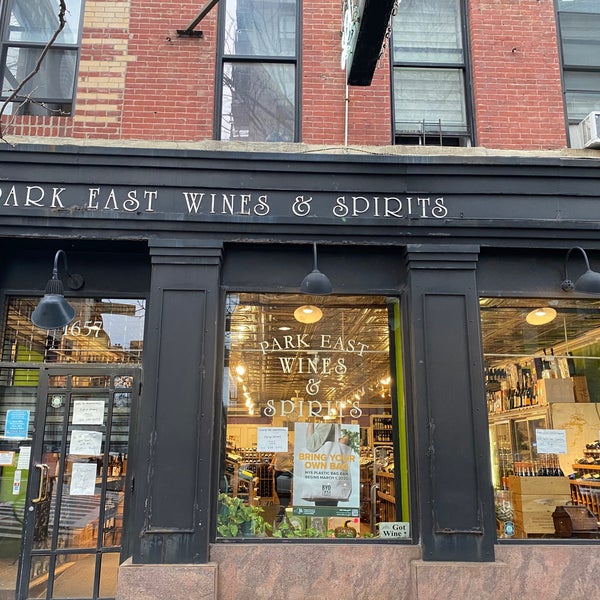 Foto tirada no(a) Park East Wines &amp; Spirits por Timothy T. em 4/3/2020