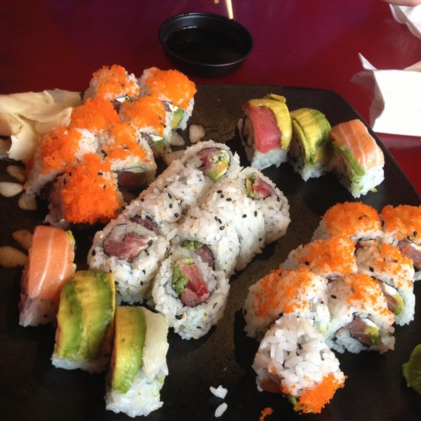 6/22/2013 tarihinde Jill R.ziyaretçi tarafından Bento Asian Kitchen &amp; Sushi'de çekilen fotoğraf