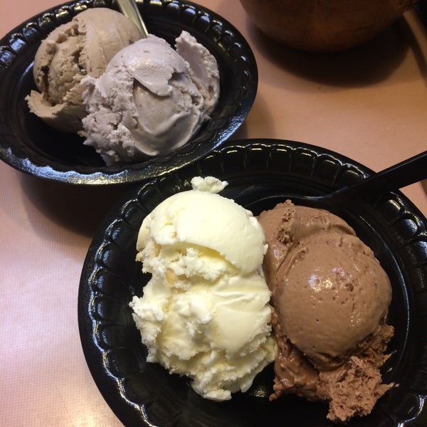 Photo taken at Bubbies Homemade Ice Cream &amp; Desserts by Koreankitkat on 3/10/2015