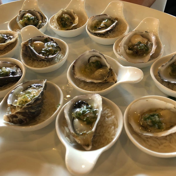 Foto diambil di MW Restaurant oleh Koreankitkat pada 4/4/2018
