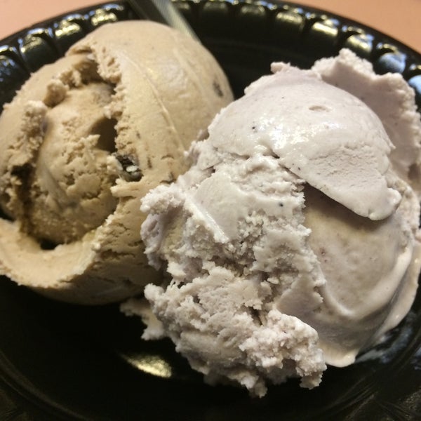 3/10/2015 tarihinde Koreankitkatziyaretçi tarafından Bubbies Homemade Ice Cream &amp; Desserts'de çekilen fotoğraf