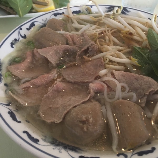 10/8/2016 tarihinde Koreankitkatziyaretçi tarafından Pho Tri Vietnamese Restaurant'de çekilen fotoğraf