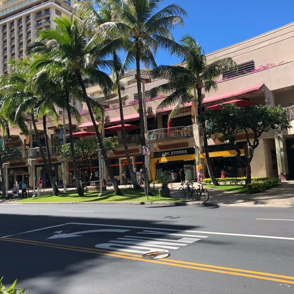 Das Foto wurde bei Waikiki Beach Walk von Koreankitkat am 2/15/2018 aufgenommen