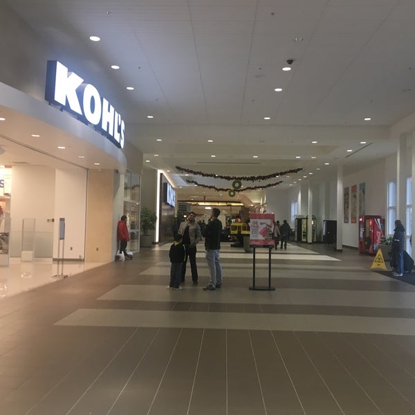 Photo taken at The Commons At Federal Way by Koreankitkat on 8/10/2018