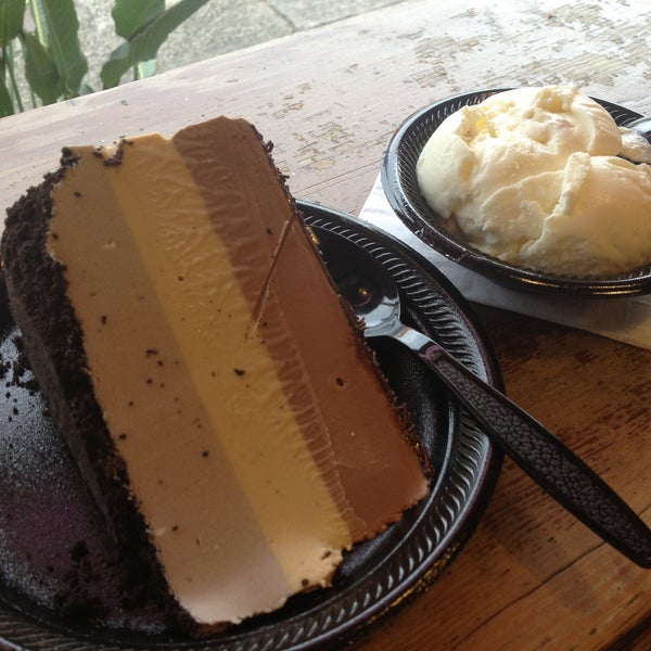 5/6/2013 tarihinde Koreankitkatziyaretçi tarafından Bubbies Homemade Ice Cream &amp; Desserts'de çekilen fotoğraf