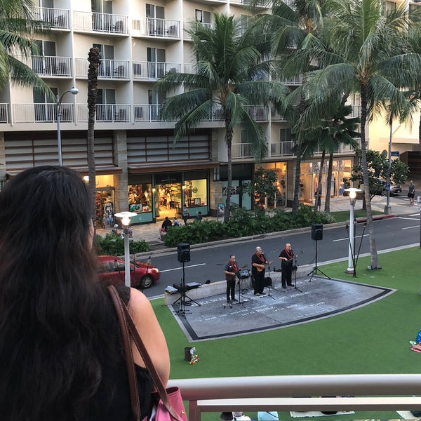 Foto tirada no(a) Waikiki Beach Walk por Koreankitkat em 3/23/2020