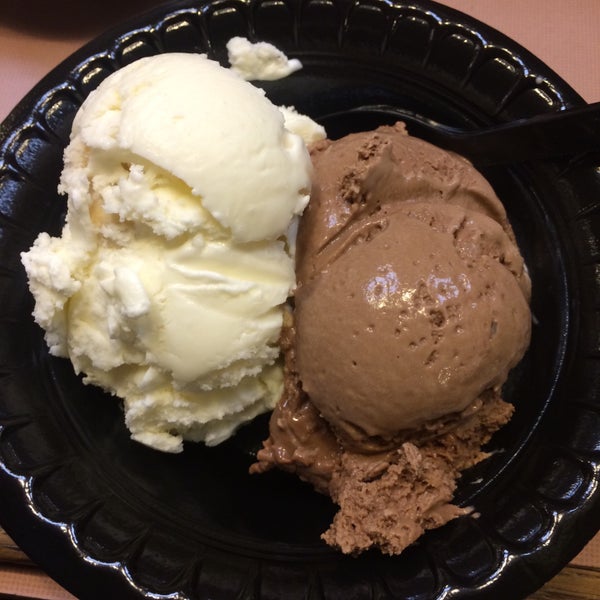 Photo taken at Bubbies Homemade Ice Cream &amp; Desserts by Koreankitkat on 3/10/2015