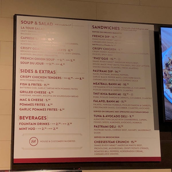 Das Foto wurde bei La Tour Cafe von Koreankitkat am 5/15/2018 aufgenommen