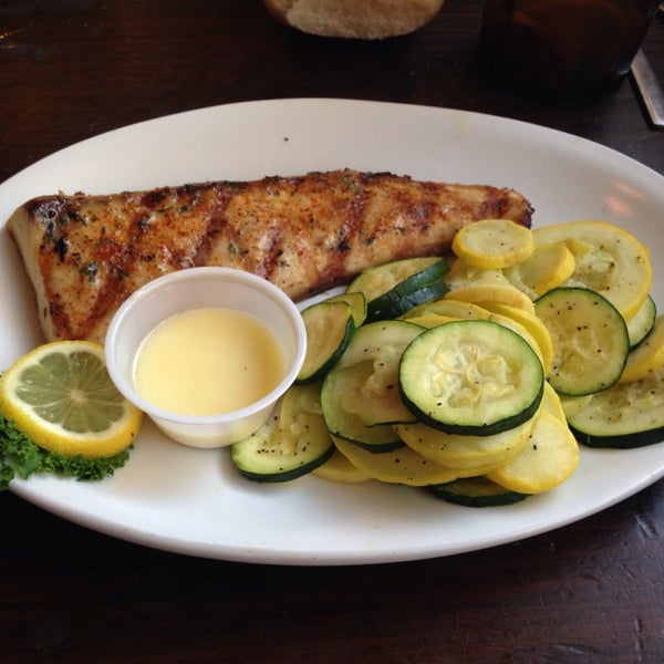 Foto diambil di Castaways Seafood and Grill oleh Michelle pada 7/27/2014