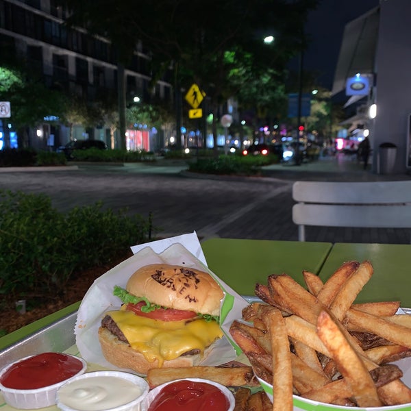 Foto scattata a BurgerFi da Khaled il 9/28/2020