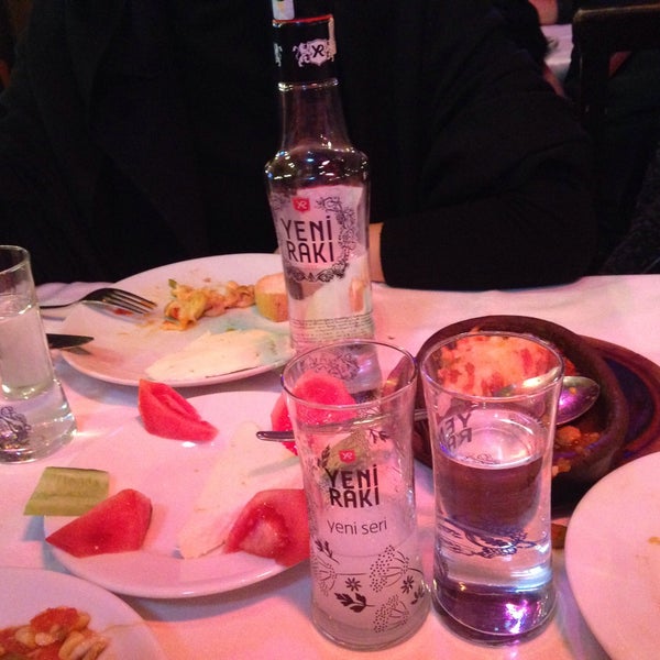 Das Foto wurde bei Seviç Restoran von Aytaç D. am 3/13/2016 aufgenommen