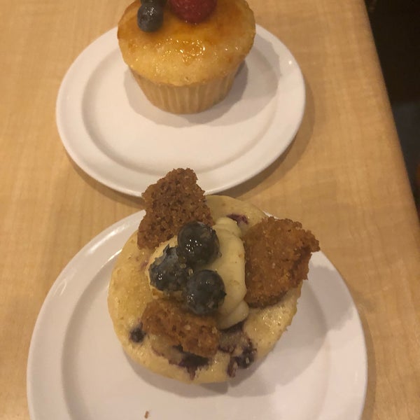 Das Foto wurde bei Molly&#39;s Cupcakes von Chris C. am 11/30/2018 aufgenommen