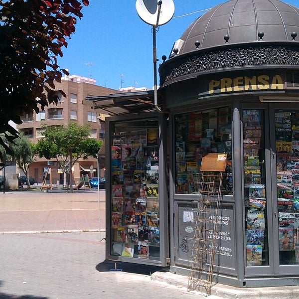 Киоск фрукты. Newsstand. Киоски прессы. Газетный ларек. Kiosko.