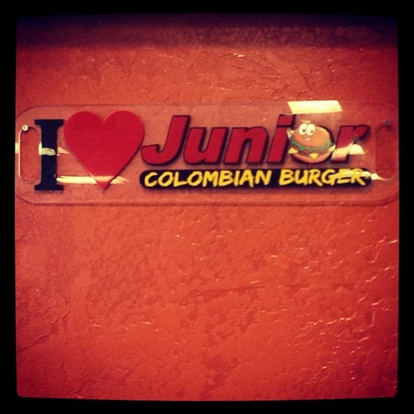 Foto tomada en Junior Colombian Burger - South Trail Circle  por Lindsey J. el 11/18/2013