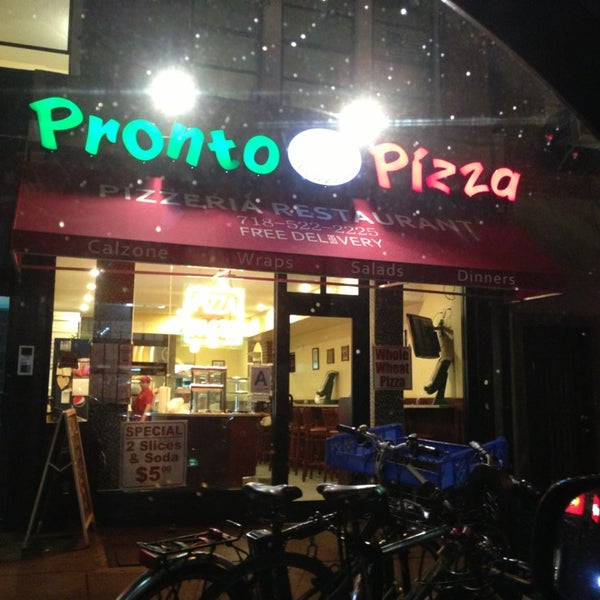 Foto tirada no(a) Pronto Pizza por Jasmine C. em 6/24/2013