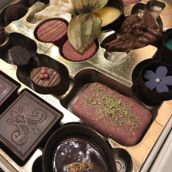 รูปภาพถ่ายที่ Marie Antoinette Chocolatier โดย Alperen E. เมื่อ 3/11/2019