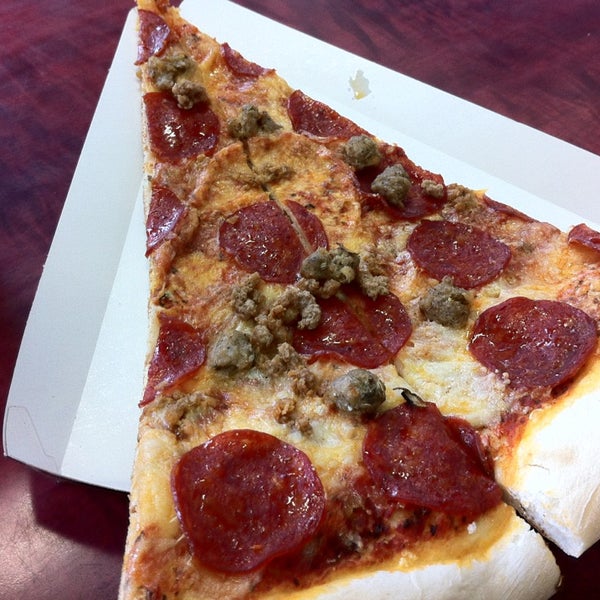 Снимок сделан в Big Slice Pizza пользователем Derek L. 9/15/2013