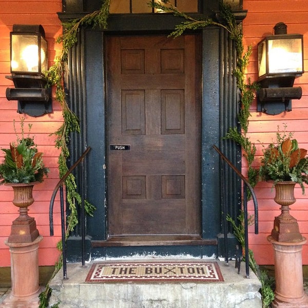 Photo prise au Historic Buxton Inn par Chad D. le12/13/2014