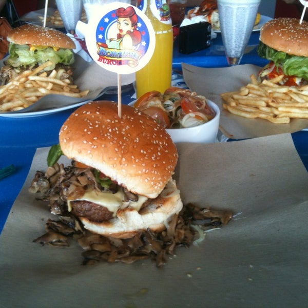 รูปภาพถ่ายที่ Bomber&#39;s Burger โดย Mustakim M. เมื่อ 6/19/2013