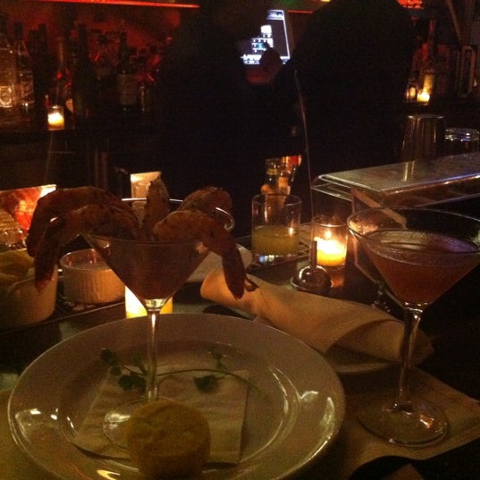Foto tirada no(a) Nic&#39;s Martini Lounge por James W. em 10/6/2012