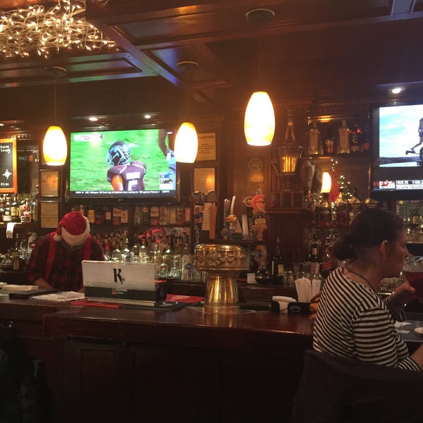 Foto diambil di Langan&#39;s Pub &amp; Restaurant oleh Roy W. pada 12/24/2015