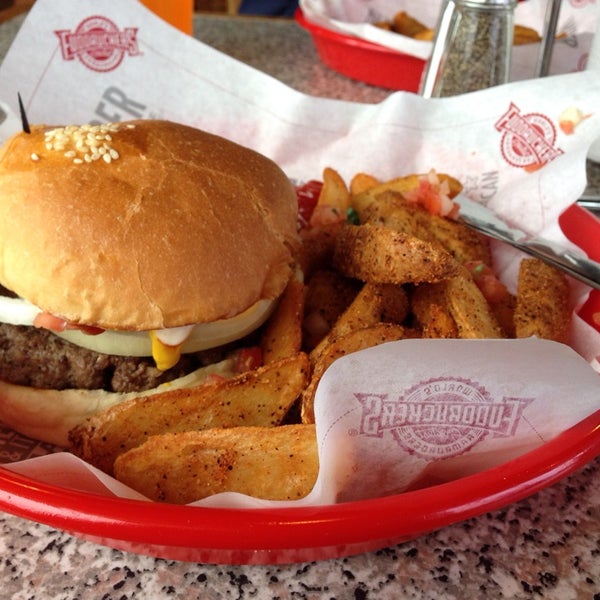 Photo taken at Fuddruckers by Roy W. on 1/30/2014
