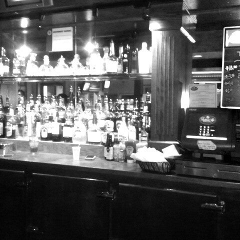 Foto scattata a Bottoms Up Bar &amp; Grill da Aramis P. il 9/10/2012