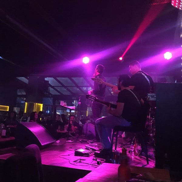 Foto diambil di Maschera Efes Beer Cafe &amp; Bistro oleh Serkan U. pada 12/8/2018