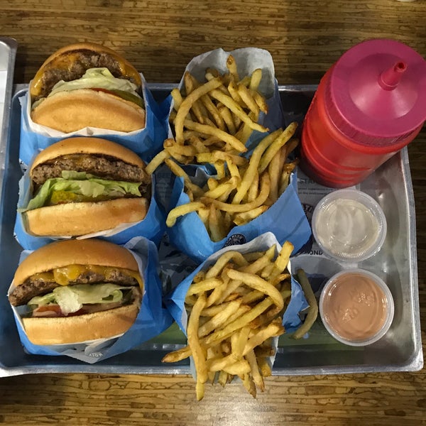 รูปภาพถ่ายที่ Elevation Burger โดย Oblivion เมื่อ 7/21/2018