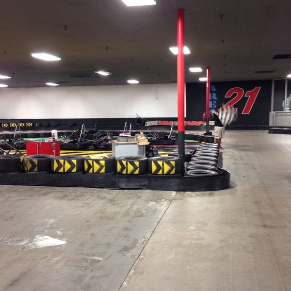 Foto tomada en Track 21 Indoor Karting &amp; More  por Napo G. el 3/18/2014