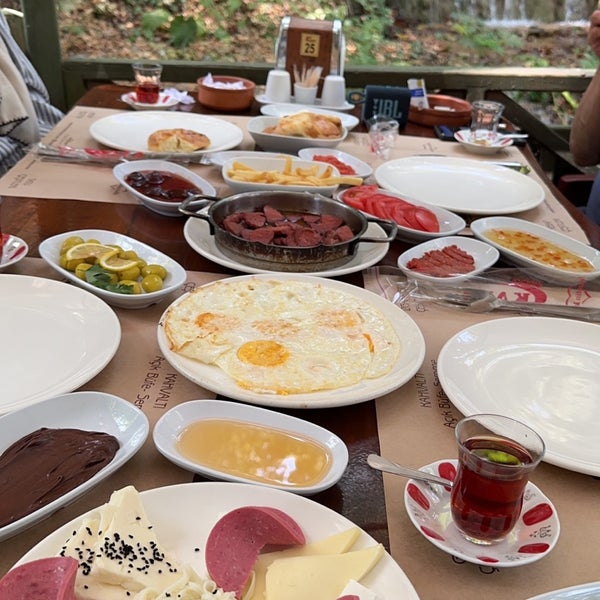 รูปภาพถ่ายที่ Dobruca Kaya Restaurant โดย Ahmed Ashour ♌︎ เมื่อ 8/18/2023