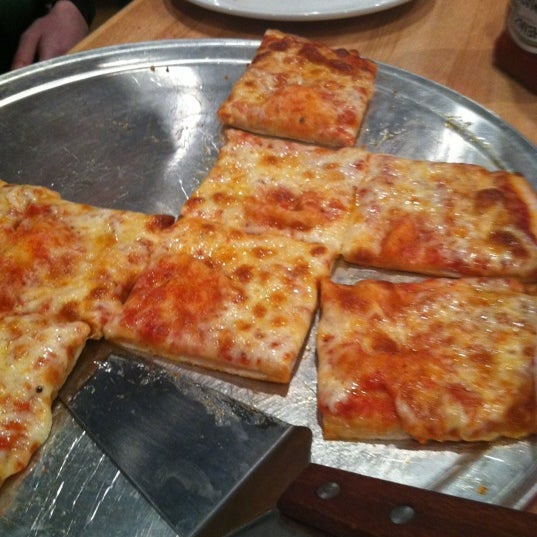 รูปภาพถ่ายที่ Kennedy&#39;s Chicago Pizza โดย Michele A. เมื่อ 12/30/2012
