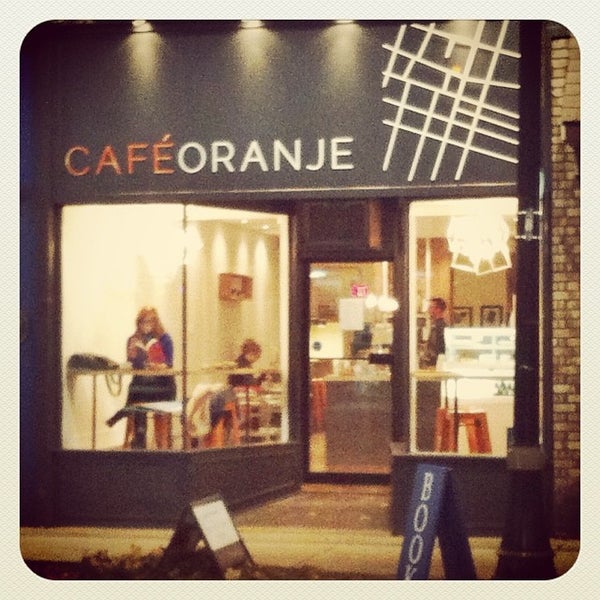 Foto tirada no(a) Cafe Oranje por Cafe O. em 11/15/2013
